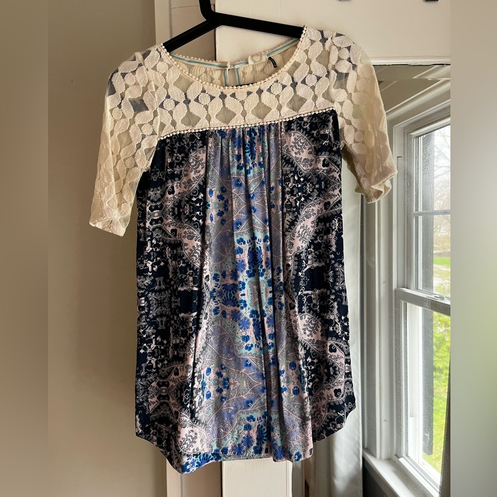 Anthropologie Akemi Kin top white lace sleeve, size XS